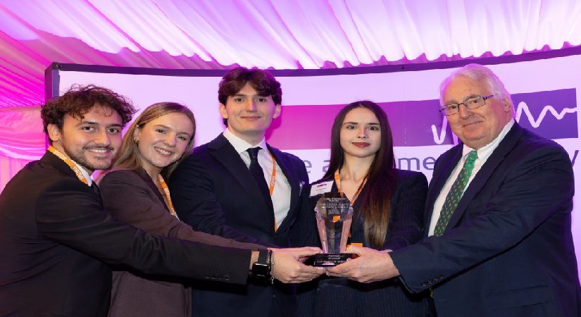 İngiltere’de 4 Türk öğrencinin yapay zeka takviyeli akıllı saat projesine ödül