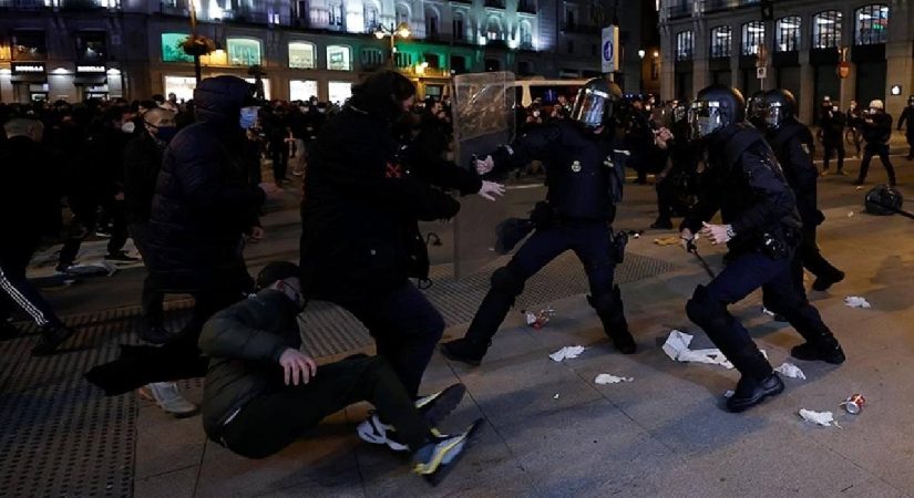 İspanyol polisi sokak şiddeti ve yağmalama teşebbüslerini önlemek için alarma geçti