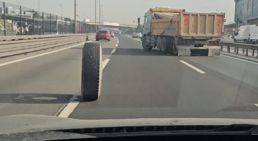 İstanbul’da trafikte değişik anlar. Kamyonun iki lastiği peş peşe yerinden çıktı