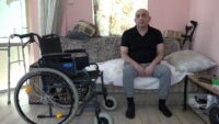 İşten dönünce koltukta uyuyakaldı, uyandığında felç kaldı