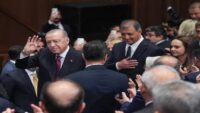 İzmir birinci defa AK Parti’de. Cemil Tugay’ın rozetini Cumhurbaşkanı Erdoğan taktı
