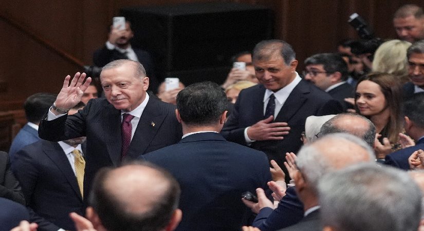 İzmir birinci defa AK Parti’de. Cemil Tugay’ın rozetini Cumhurbaşkanı Erdoğan taktı
