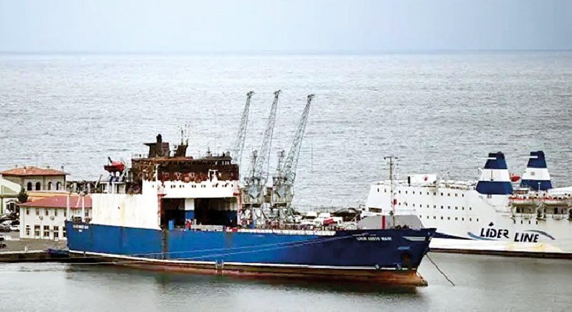 Karadeniz’de Türk ortaklı yük gemisi vuruldu: 2 meyyit