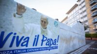 Koltuk 90 dakika sahipsiz kaldı. Papa Leo yokken Katolik dünyasını kim yönetiyor?