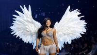 Kylie Jenner birinci defa podyumda. 50 milyon dolarlık rekor