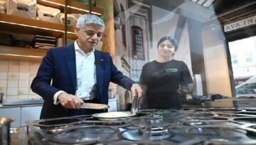 Londra Belediye Başkanı Khan, Türk restoranında künefe yaptı