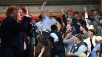 Mitingde Trump’ı protesto edenler yaka paça salondan atıldı
