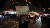 New York’ta göçmen operasyonunda tekrar silahlar patladı. Yüzlerce kişi sokağa çıktı