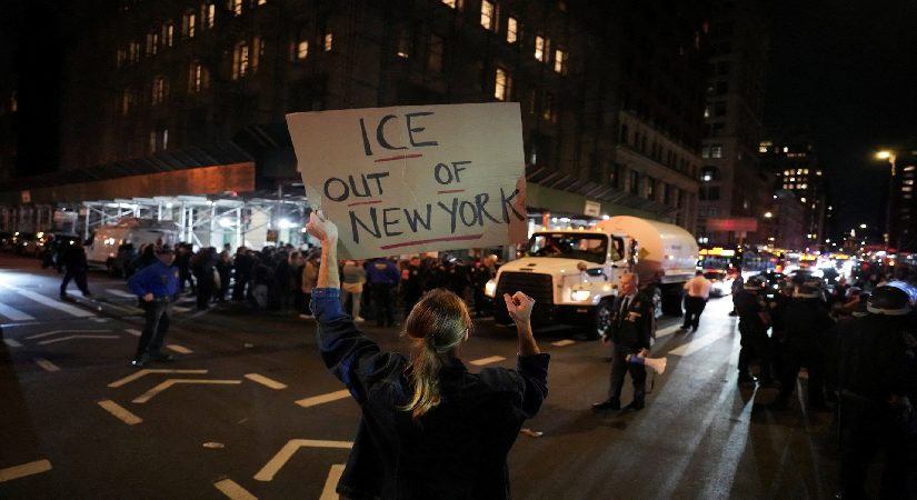 New York’ta göçmen operasyonunda tekrar silahlar patladı. Yüzlerce kişi sokağa çıktı