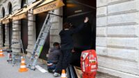 Paris’te yağma korkusu. Vitrinler tahtalarla kapatıldı