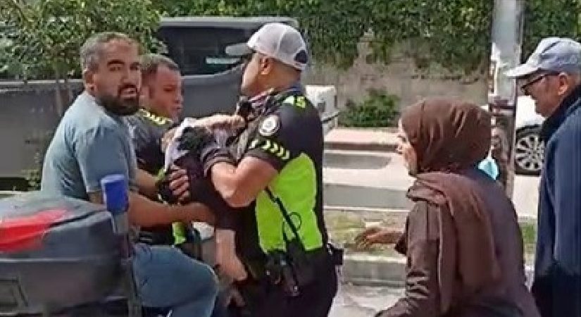 Polis, şuuru kapanan bebeği motosikletle hastaneye yetiştirdi