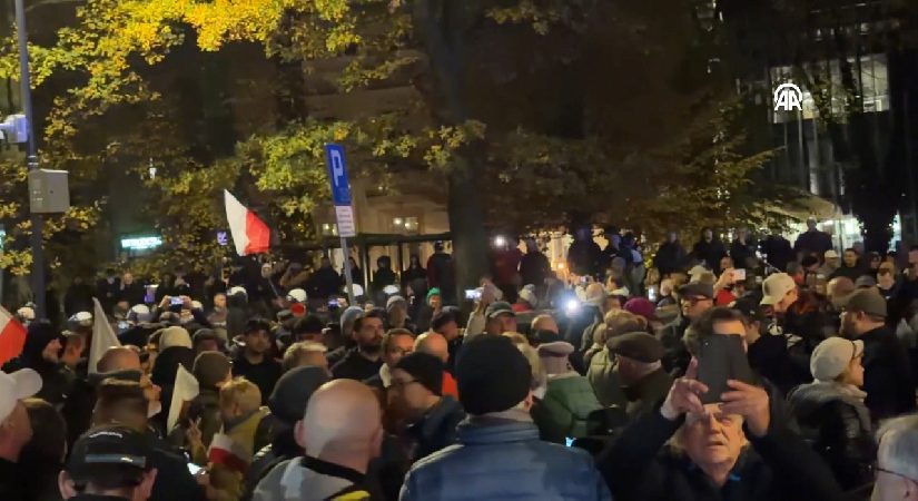 Polonya karıştı: Darbe girişimi iddiası… Anayasa Mahkemesi polis ablukasına alındı! Cumhurbaşkanı uçağını geri çevirdi