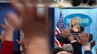 Trump’ın yeni sözcüsüyle ilgili tartışmalar sürüyor. “Avukatım” demişti, baro kaydı bulunamadı